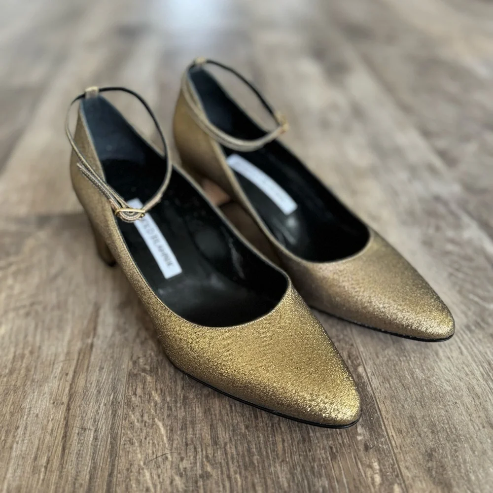 NWOT! MANOLO BLAHNIK Listony Gold Glitter Ankle Strap Pump, 30mm Heel - Size 37 - Picture 3 of 12